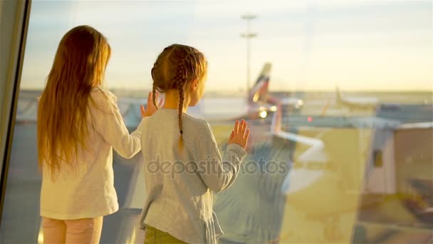 Niños pequeños juntos en el aeropuerto esperando el embarque cerca de una ventana grande — Vídeos de Stock