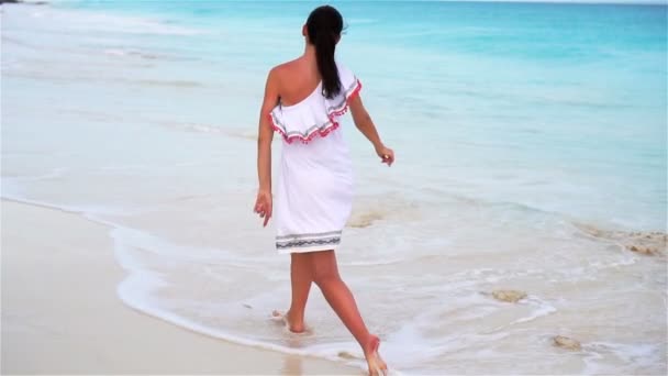 Young beautiful woman enjoying vacation on white tropical beach — Stock Video