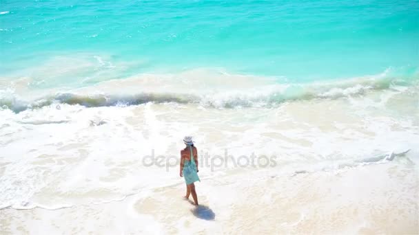 Chica feliz en la playa caminando en aguas poco profundas. Vista superior de una mujer en la playa blanca — Vídeo de stock