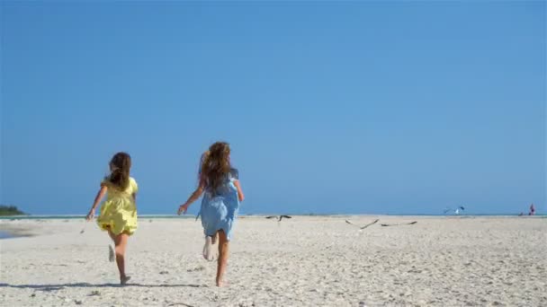 Küçük kızlar tropikal plaj birlikte sahil üzerinde oynarken eğleniyor — Stok video