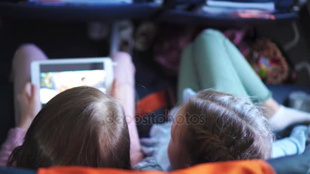 Adorabili bambine che viaggiano in aereo. Bambini svegli con computer portatile guardando film in aereo — Video Stock