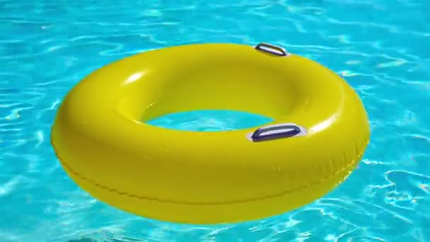 Πισίνα με μια φωτεινή κίτρινη φουσκωτών δαχτυλιδιών — Αρχείο Βίντεο