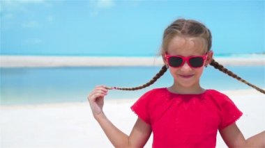 Yaz tatilinde plajdaki sevimli küçük kızın portresi. Yavaşlama Hareketi