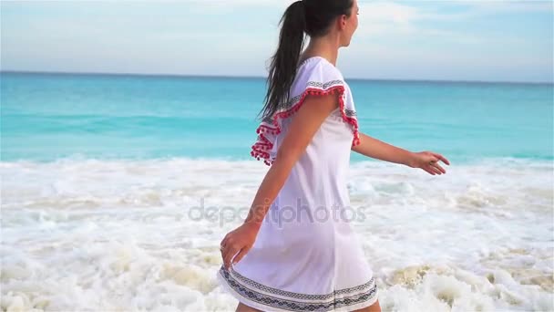 Mooie jongedame op witte tropisch strand. Meisje lopen door de zee. Slow Motion — Stockvideo