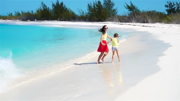 Niña adorable y madre joven en la playa tropical. Familia de dos personas se divierten mucho durante las vacaciones de verano. MOCIÓN LENTA — Vídeos de Stock