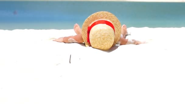 Roztomilá holčička v klobouku na pláži během karibské tropické dovolené. Zpomalený pohyb. — Stock video