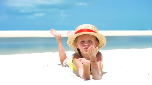 Retrato de niña con sombrero en la playa durante las vacaciones tropicales caribeñas. MOCIÓN LENTA . — Vídeo de stock