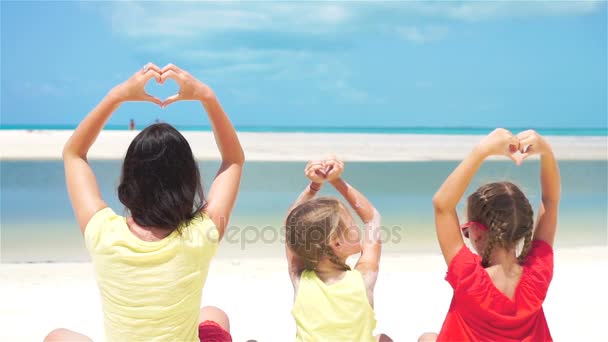 Αξιολάτρευτο μικρό κοριτσιών και νεαρών μητέρα στην παραλία με λευκή. Αργή κίνηση — Αρχείο Βίντεο