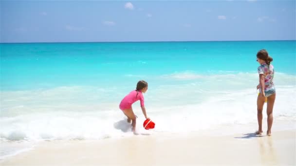 Schattige kleine meisjes veel plezier samen op witte tropisch strand — Stockvideo