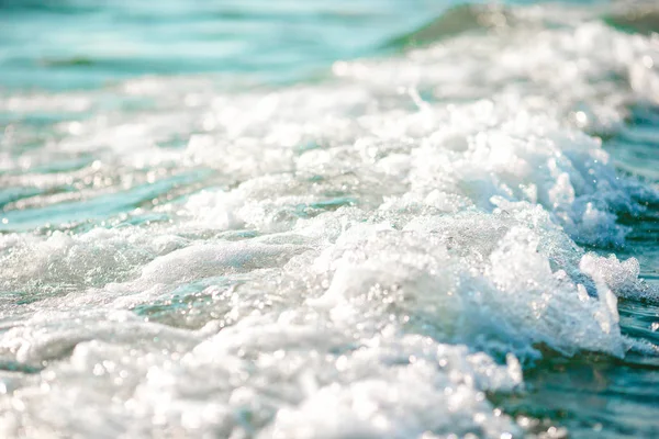 The shimmering sun shines on the sea floor. Wild wave on the sea — Stock Photo, Image