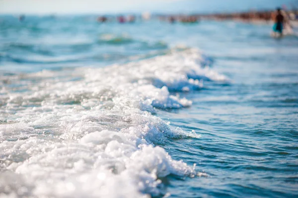 Die flirrende Sonne scheint auf den Meeresboden. Wilde Welle auf dem Meer — Stockfoto