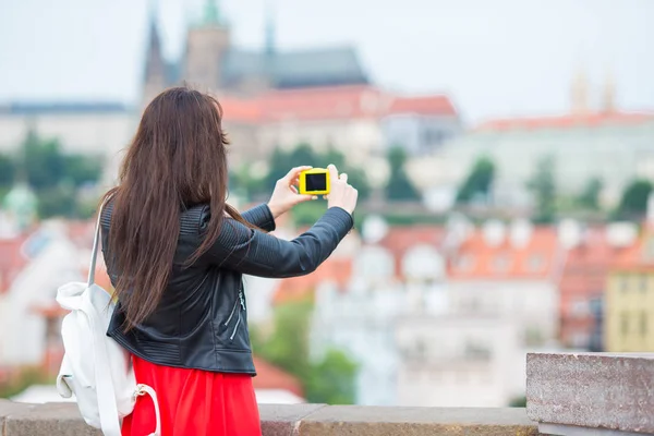 Szczęśliwa młoda kobieta miejski w europejskim mieście na słynny most. Kaukaski turystycznych spaceru w Prague, Republika Czeska — Zdjęcie stockowe