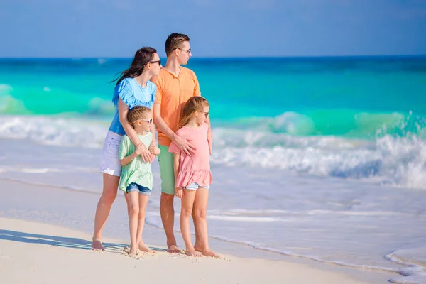 Hermosa familia tener un montón de diversión en la playa —  Fotos de Stock