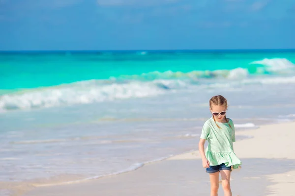 Gelukkig klein meisje lopen op het witte strand — Stockfoto