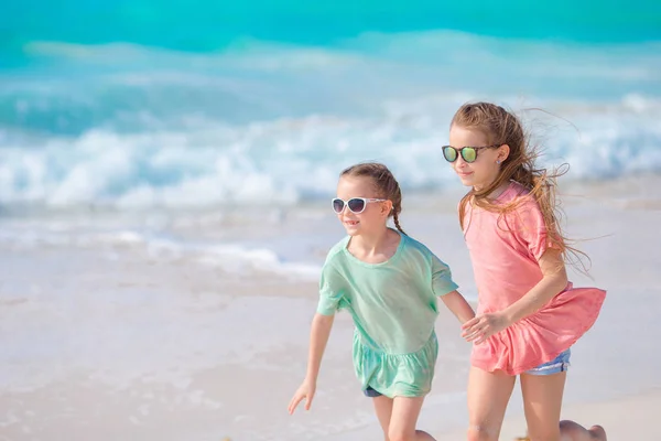 Adorable little girls have fun together on white tropical beach — Stock Photo, Image