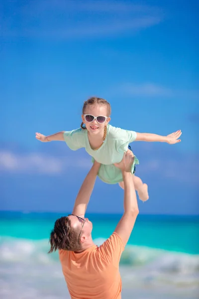 Porträtt av lilla bedårande flicka och ung far på tropical beach — Stockfoto