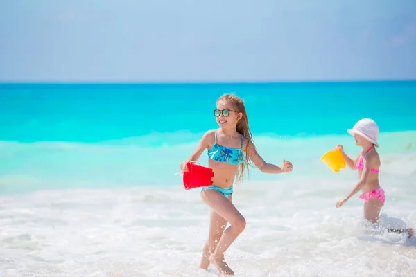 Adorable little girls have fun together on white tropical beach — Stock Photo, Image