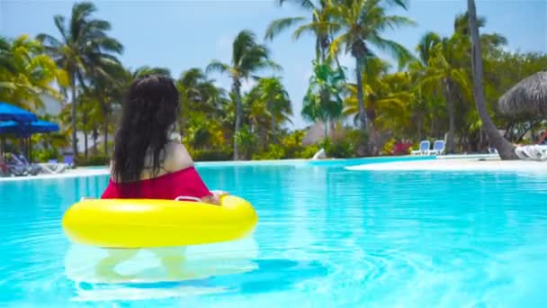Mutlu kız havuzda eğleniyor. Lüks otelde açık yüzme havuzunda güzel kadın — Stok video