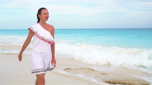 Joven hermosa mujer disfrutando de vacaciones en la playa tropical blanca. Una chica caminando por el mar. MOCIÓN LENTA — Vídeo de stock