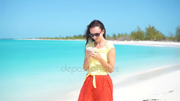 Ung kvinna använder telefon under tropisk strand semester. Turist med mobiltelefon. — Stockvideo