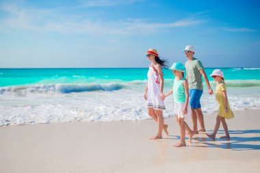 Tropikal bir plajda mutlu güzel aile