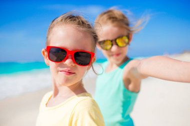 Yaz tatili sırasında egzotik adada tropikal Plajı'nda selfie alarak sevimli küçük kız