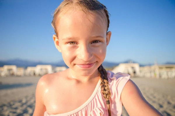 Bambino che si fa selfie in spiaggia durante le vacanze estive — Foto Stock