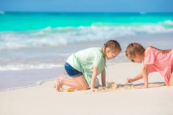 Kinderen genieten van hun vakantie op het strand — Stockfoto