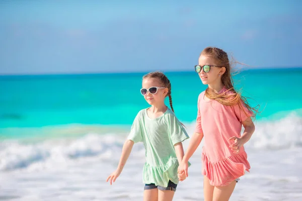 Kinderen genieten van hun vakantie op het strand — Stockfoto