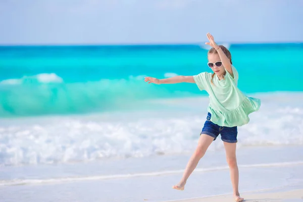 Adorabile bambina in spiaggia durante le vacanze estive — Foto Stock