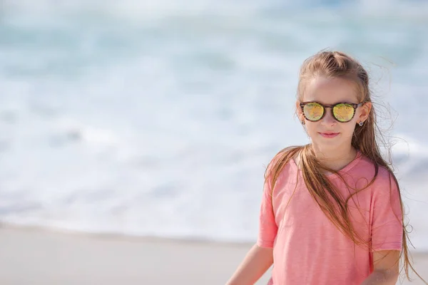 Porträtt av bedårande liten flicka på stranden under sommarlovet — Stockfoto