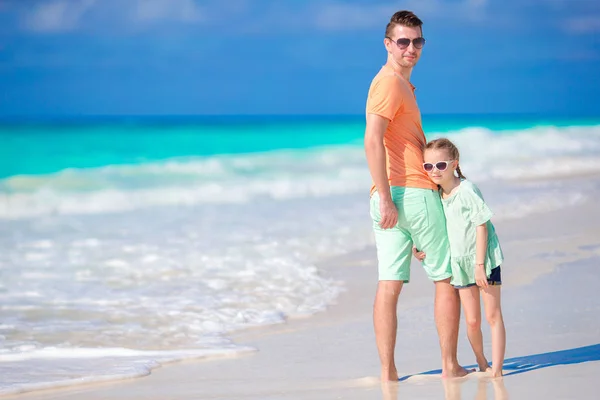 Deniz kıyısı ailesinde. Baba ve kız sahilde tatil keyfini — Stok fotoğraf