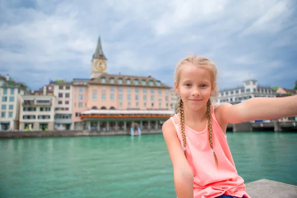 Adorable petite fille prenant selfie à l'extérieur dans la ville européenne. Portrait rapproché d'arrière-plan d'enfant de la belle ville — Photo