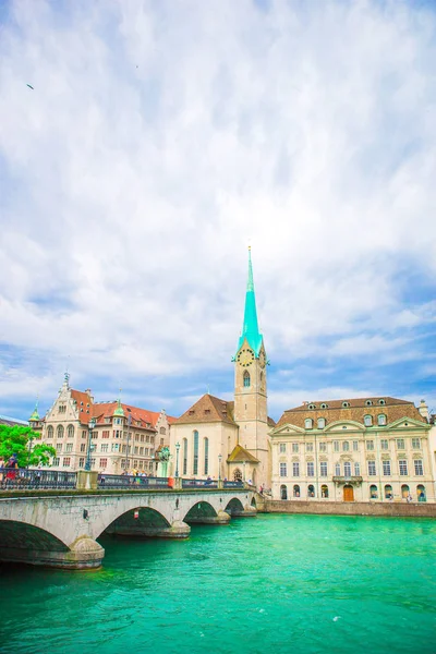 有名な聖母教会教会とスイスのリマト川とチューリッヒの歴史的な市内中心部の眺め — ストック写真