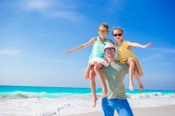 Οικογένεια μπαμπάς και παιδιά περπάτημα σε λευκό τροπική παραλία στο νησί της Καραϊβικής έχουν πολλή διασκέδαση — Φωτογραφία Αρχείου