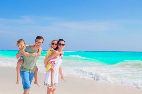 Jong gezin op vakantie hebben een heleboel plezier op het strand — Stockfoto