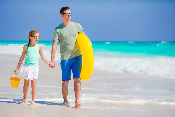 Liten flicka med strandleksaker promenader längs havet med far. Familj semester. — Stockfoto