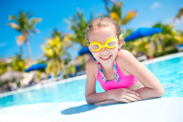 Schattig klein meisje met plezier in zwembad buiten — Stockfoto