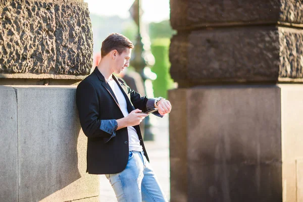 Turista caucasiano caminhando pelas ruas desertas da Europa. Jovem rapaz urbano em férias explorando a cidade europeia — Fotografia de Stock