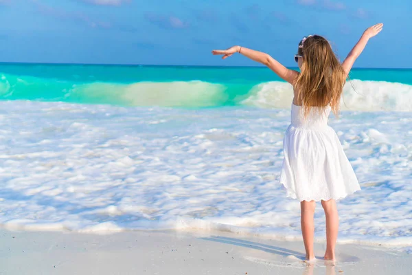 白いビーチに愛らしい幸せな少女 — ストック写真