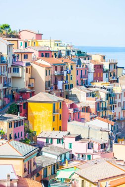 Riomaggiore şehrin mimarisi üzerinde görüntüleyin. Riomaggiore Cinque Terre, taly en popüler eski köyde biridir