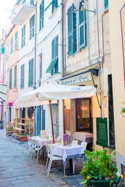 Eski güzel kıyı Köyü Monterosso Cinque Terre, İtalya için açık kafe ile dar sokakları boşaltın