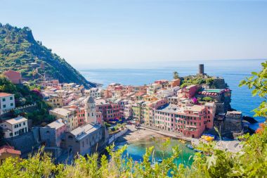 Vernazza yukarıdan inanılmaz görünümünü. Beş ünlü renkli köylerinden İtalya Cinque Terre Milli Parkı