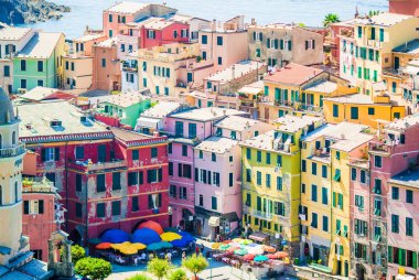 Güzel Vernazza kasaba yukarıdan görüntüleyin. Vernazza Cinque Terre, İtalya en popüler eski köyde biridir