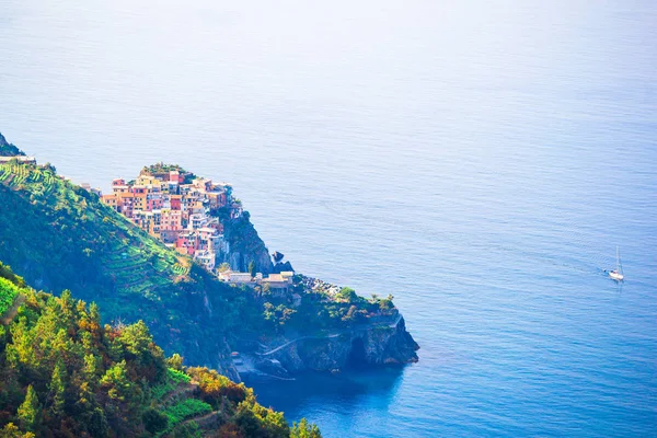 Vacker utsikt över Corniglia från ovan. En av fem kända färgglada byar av nationalparken Cinque Terre i Italien — Stockfoto