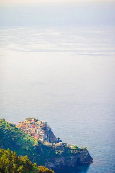 Прекрасний вид на Корнілья з вище. Один з п'яти знаменитий барвисті селищ від національного парку Чінкве Терре в Італії — стокове фото