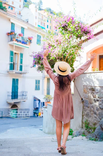 Mooie gelukkige vrouw op Europese vakantie in Cinque Terre. Jonge Kaukasische toeristische wandelen op de oude straat — Stockfoto