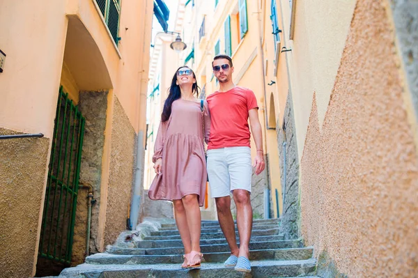 Pareja de turistas jóvenes que viajan en vacaciones europeas al aire libre en vacaciones italianas en Cinque Terre —  Fotos de Stock