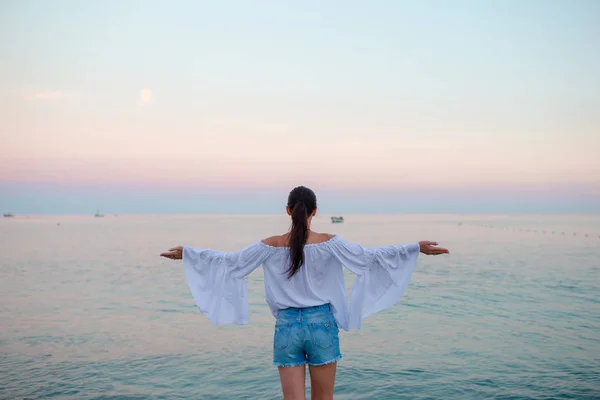Mladá žena užívat dovolenou na pláži v Evropské dovolenou na pobřeží — Stock fotografie
