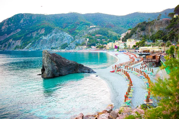 Bellissima spiaggia europea a Monterosso in Italia. Vacanze in Europa — Foto Stock